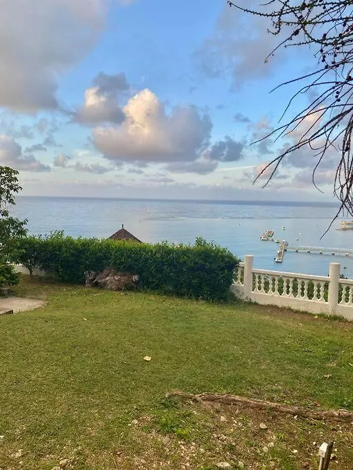 Coastal Beauty - Beautiful Penthouse Condo In Ocho Rios